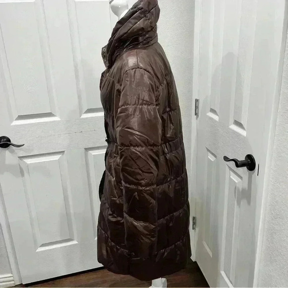 H&M brown, knee length, puffer coat, vintage feel with attached belt and pockets - Picture 5 of 12